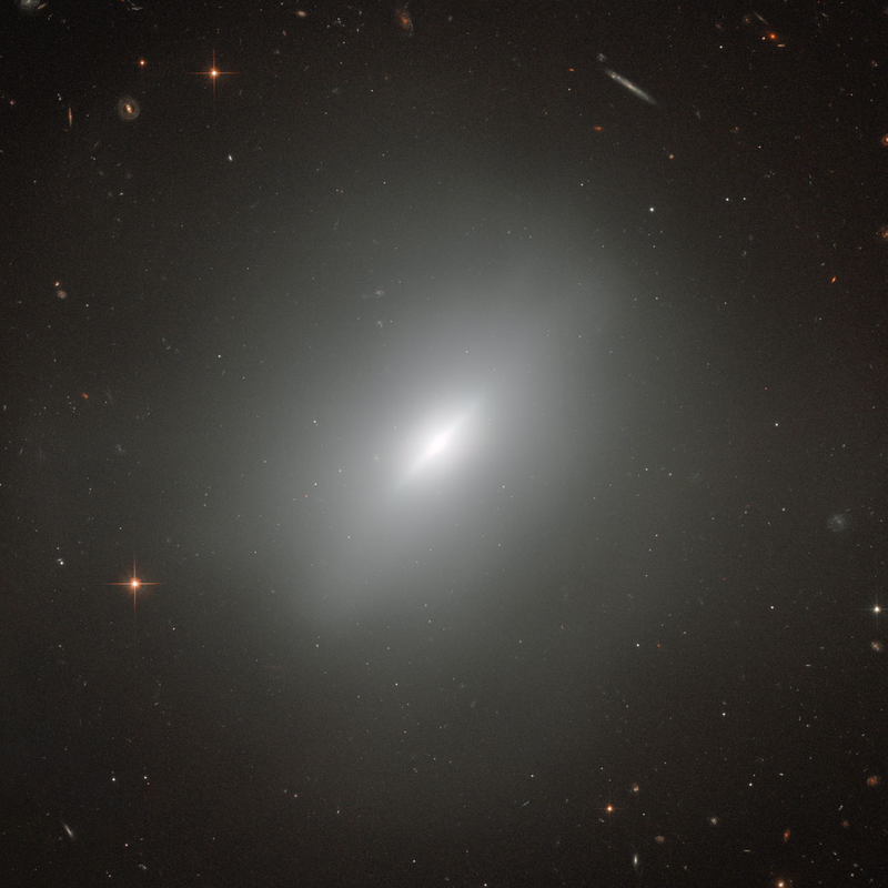 Illustration for article titled The Heart of this Elliptical Galaxy Exposes a Ghost From Its Past